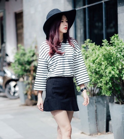 Nhẹ nhàng nhưng vẫn đủ nổi bật trong ngày 8/3 với áo phông kẻ và chân váy đuôi cá đen Nhẹ nhàng nhưng vẫn đủ nổi bật trong ngày 8/3 với áo phông kẻ và chân váy đuôi cá đen