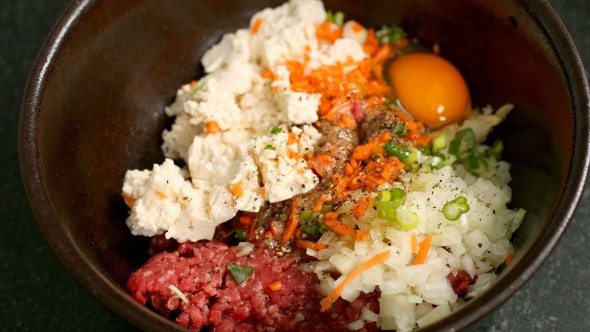 Trộn đều hỗn hợp cho hòa quện vào nhau Trộn đều hỗn hợp cho hòa quện vào nhau