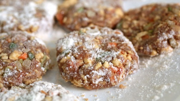 Viên lại và rắc bột mì lên trên Viên lại và rắc bột mì lên trên