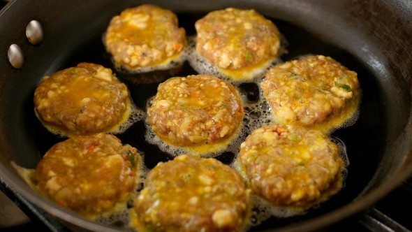 Cho vào rán vàng đều Cho vào rán vàng đều