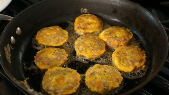 Lật một mặt bên kia cho chả được chín đều Lật một mặt bên kia cho chả được chín đều