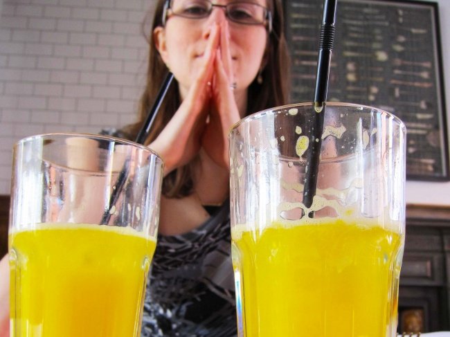 Uống nước ép trái cây tươi