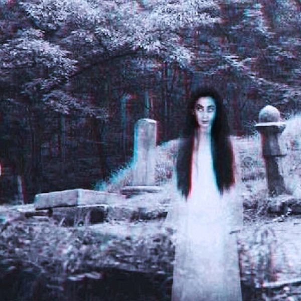 Pontianak thường xuất hiện với trong trang phục trắng, mái tóc dài để quyến rũ đàn ông