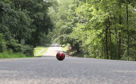 Quả bóng tự lăn lên dốc 