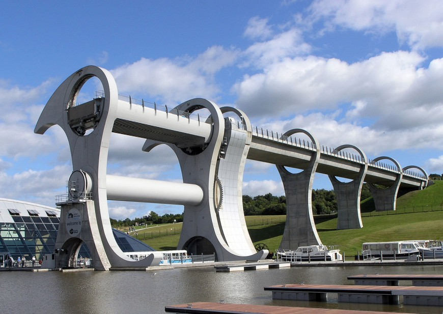 Falkirk Wheel là hệ thống nâng - hạ tàu bè độc nhất tại Scotland và trên toàn thế giới