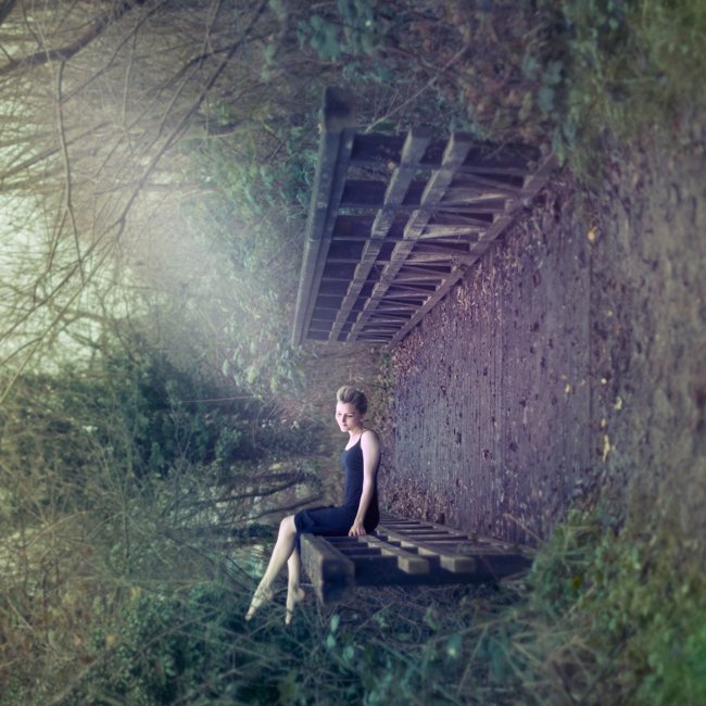 Cô gái đang ngồi hay đang nằm?