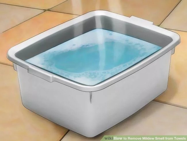 Cho thêm nước nóng vào chậu giặt