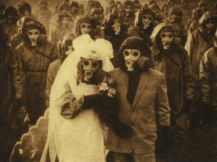 Một đám cưới ngoài trời khiến nhiều người liên tưởng tới những đám cưới trong phim kinh dị