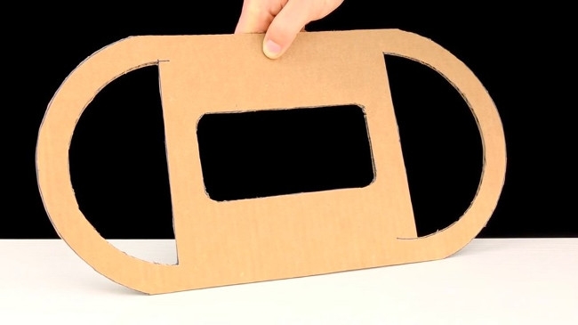 Dùng dao dọc giấy cắt tấm bìa