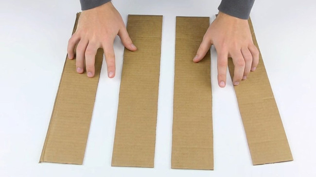 Dùng 4 tấm bìa bằng nhau để làm trụ 