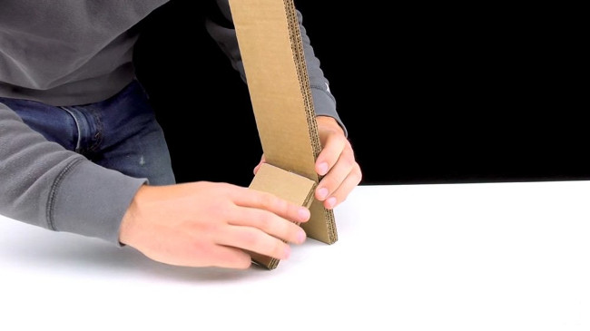 Cắt một miếng để làm đế trụ 