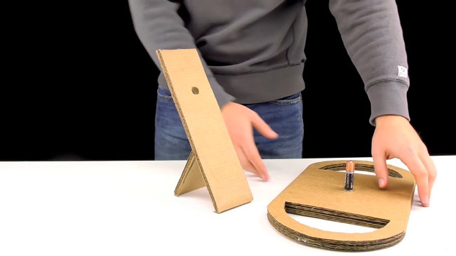 Cố định cục pin vào vô-lăng