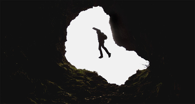 Đi xuyên qua tâm Trái Đất mất bao lâu?