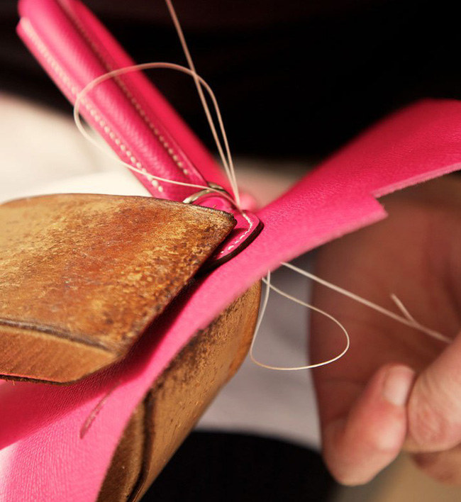 Hermès dùng phương pháp "khâu kim giữa" 