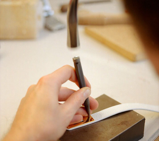 Các mẩu kim loại trang trí trên túi