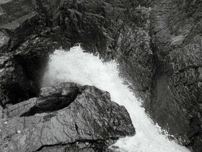 Hàng ngày, một lượng lớn nước từ sông Brule đổ vào hố nhỏ này và biến mất