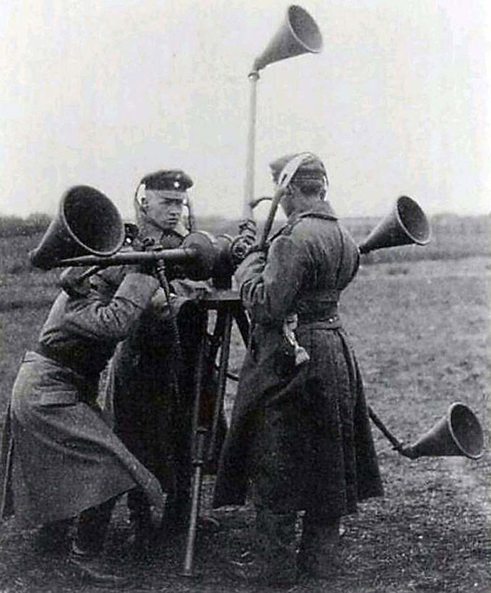 Trước năm 1940, mọi quân đội lớn trên thế giới đều sử dụng những thiết bị khá cồng kềnh 