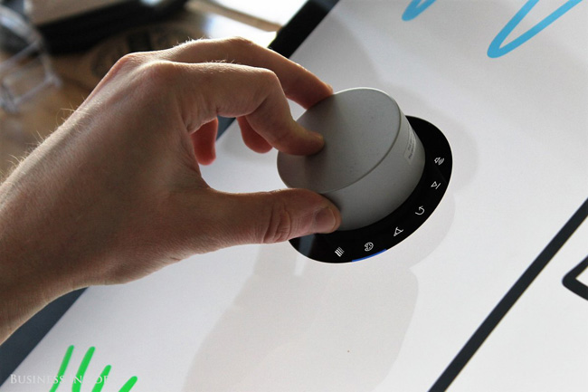 Đặt Surface Dial trên màn hình
