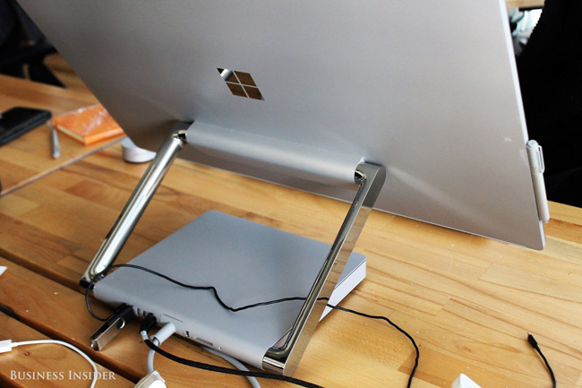 Gấp màn hình Surface Studio xuống