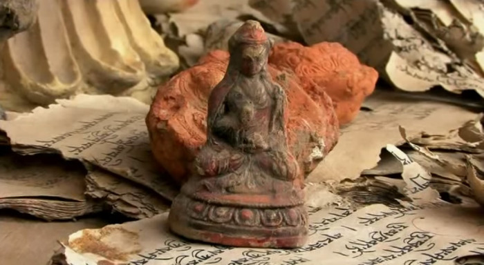 Tượng Phật được phát hiện bên trong hang 