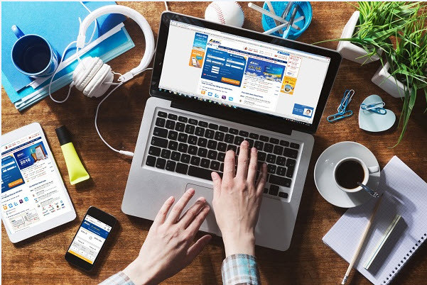 Một chiếc máy tính và một đường truyền tốc độ cao