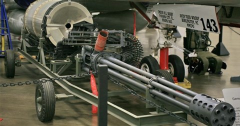 Cách "nạp đạn" cho khẩu súng lớn nhất thế giới