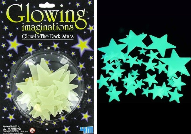 Ngôi sao dán tường dạ quang được dán ở mọi nơi trên tường.