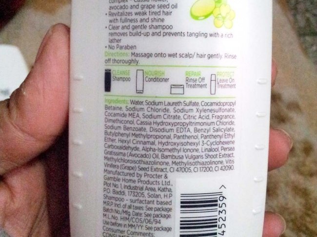 Khi không có chiếc điện thoại thông minh, bạn phải đọc bằng mắt nội dung trên chai dầu gội.
