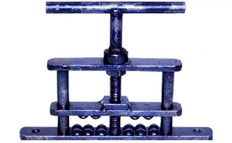 Một dụng cụ tra tấn nhỏ bé dùng để nghiền nát ngón tay cái hoặc ngón chân của nạn nhân  Một dụng cụ tra tấn nhỏ bé dùng để nghiền nát ngón tay cái hoặc ngón chân của nạn nhân