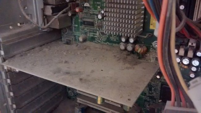 Máy tính trong kho hàng