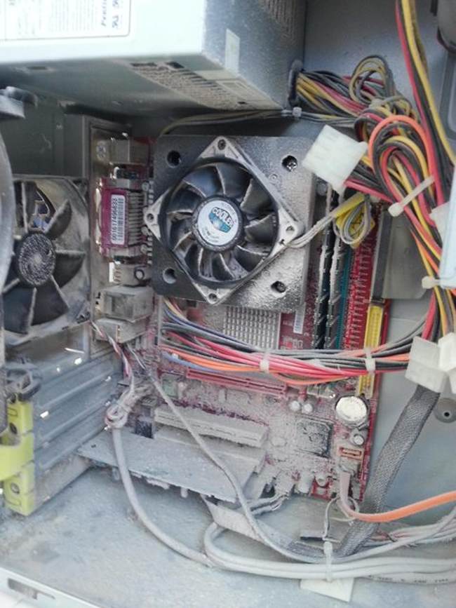 Máy tính trong xưởng bánh ngọt