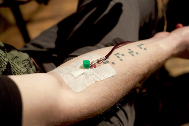 Một nghệ sĩ quốc tế đã tự lấy máu của mình để thử nghiệm 