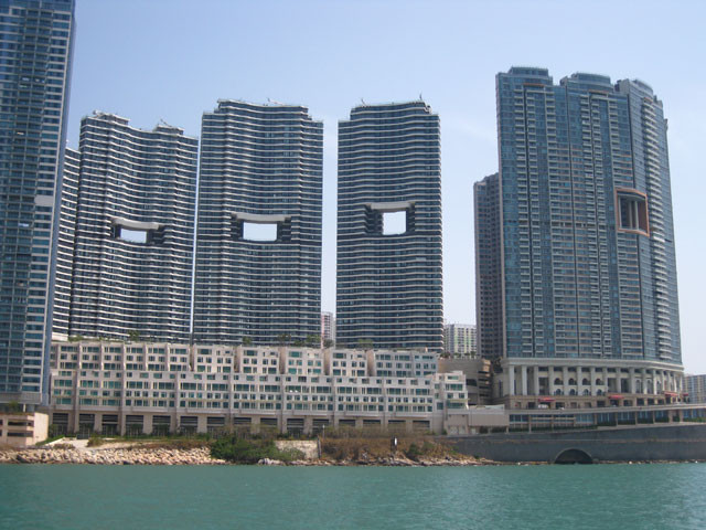 Lỗ hổng giữa những tòa nhà chọc trời ở Hong Kong