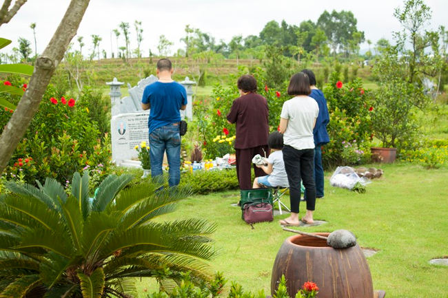 Thành tâm cầu nguyện đến những người đã khuất  Thành tâm cầu nguyện đến những người đã khuất