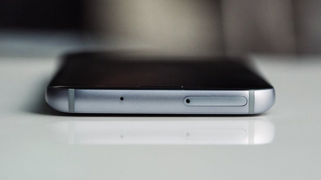 Khe cắm MicroSD trên Samsung Galaxy S8