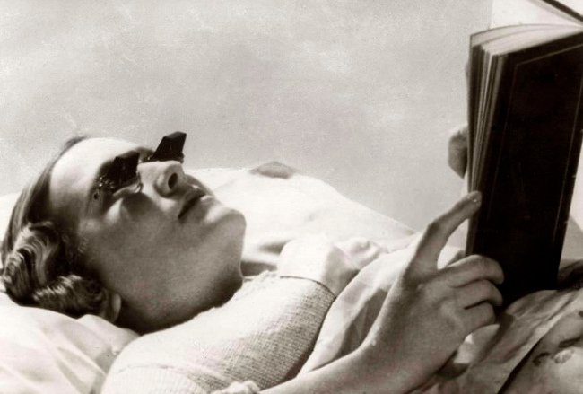 Kính Hamblin giúp việc đọc sách trên giường dễ dàng, thuận tiện hơn