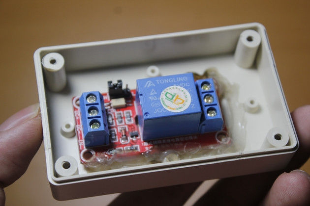 Cố định module relay lên hộp nhựa bằng keo nến  Cố định module relay lên hộp nhựa bằng keo nến