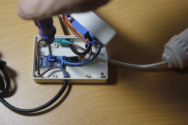 Dùng tua vít xoay biến trở trên module để chỉnh thông số phù hợp  Dùng tua vít xoay biến trở trên module để chỉnh thông số phù hợp