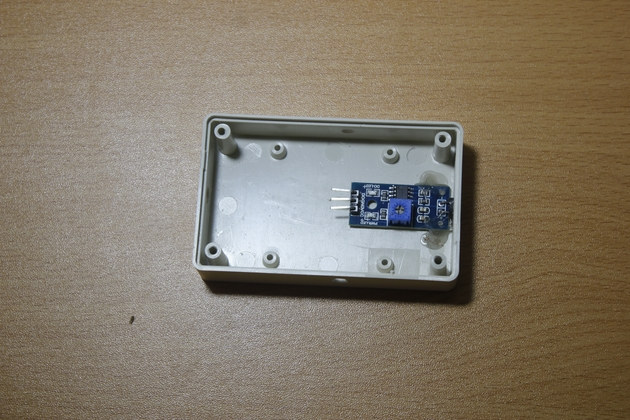 Cố định module cảm biến ánh sáng vào hộp  Cố định module cảm biến ánh sáng vào hộp