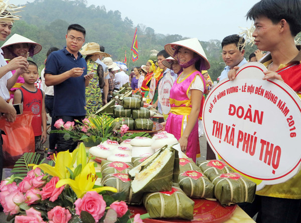Bánh chưng và bánh giầy là hai món ăn quen thuộc  Bánh chưng và bánh giầy là hai món ăn quen thuộc