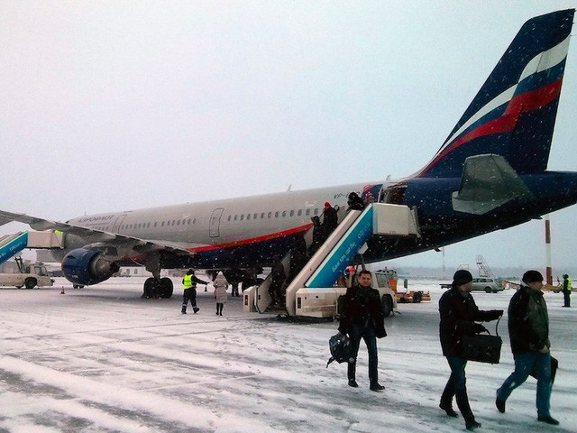 Sau đó anh đã đáp chuyến bay đến Pulkovo