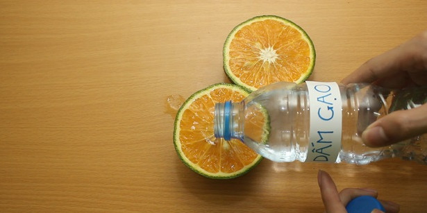 Đổ giấm lên nửa quả cam 