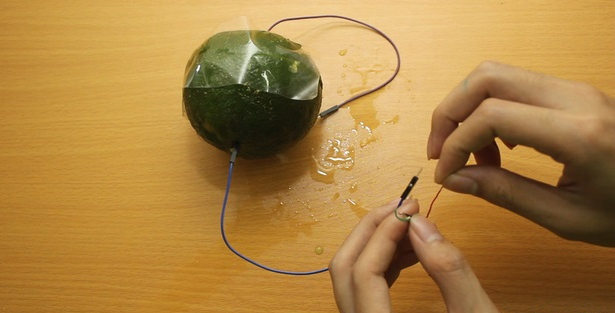 Nối dây vừa cắm vào 2 dây đỏ, đen (dây nguồn điện) của jack USB