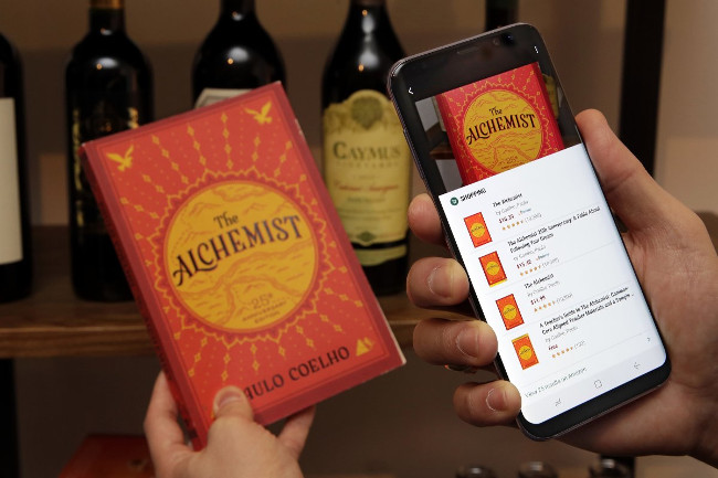 Trợ lý ảo Bixby cho phép tìm kiếm thông tin liên quan của một vật bất kỳ bằng cách chụp ảnh chúng