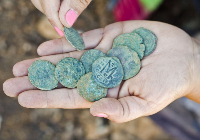 Tìm thấy  9 đồng tiền đồng cũ thời Byzantine ước tính khoảng 1400 năm tuổi