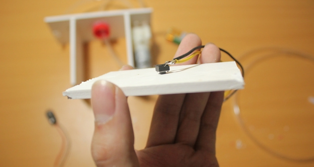 Dùng keo 502 gắn nút nhấn vào một miếng bìa fomex