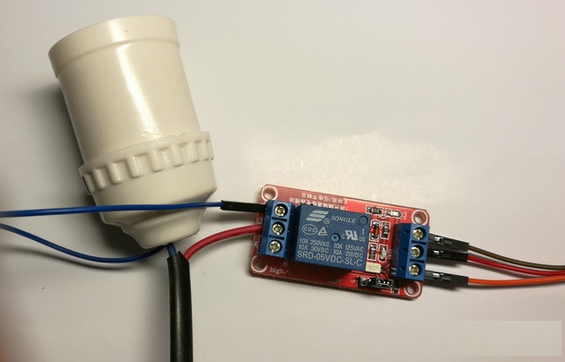 Cổng bên kia của Relay các bạn nối 1 dây của nguồn điện vào cổng COM
