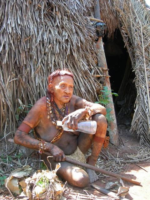 5 thành viên của bộ lạc đều đã già và đứng tuổi  5 thành viên của bộ lạc đều đã già và đứng tuổi