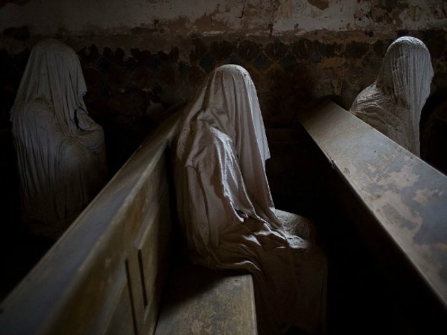 Những bóng ma trong nhà thờ