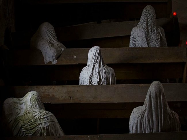 Những bức tượng bóng ma thạch cao